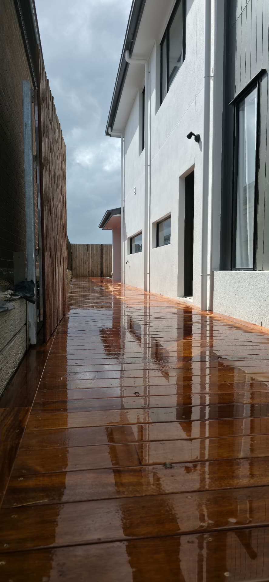 Narrow side deck walkway